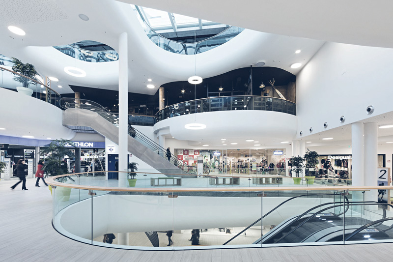 View of the most curved parapets made on the third floor. In this area the largest number of openings allows sunlight to enter from the roof and reach the ground floor.
